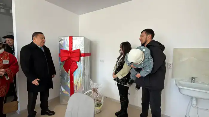 35 жителей пос. Аршалы получили ключи от квартир (8)