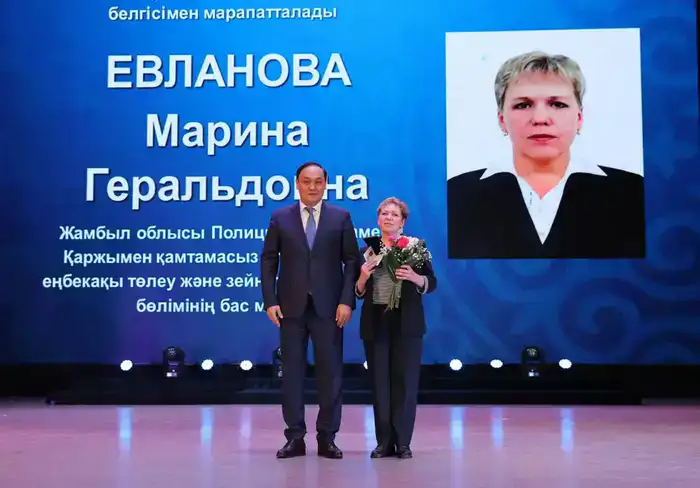 Ербол Карашукеев поздравил жительниц Жамбылской области с 8 Марта (8)