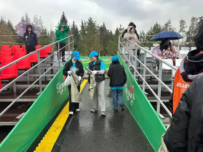 Уборка на площади Астана: волонтеры Алматы подчеркивают важность экологической ответственности после концерта