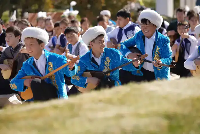 В ТУРКЕСТАНЕ БОЛЕЕ 500 ЮНЫХ ДОМБРИСТОВ ОДНОВРЕМЕННО ИСПОЛНИЛИ КЮЙ (7)
