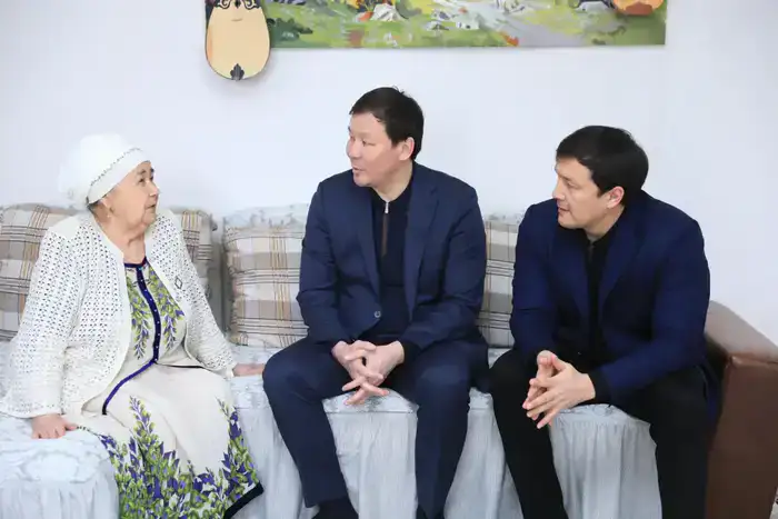 Асхат Шахаров в честь 8 Марта посетил дома актюбинок, внесших вклад в развитие области (8)