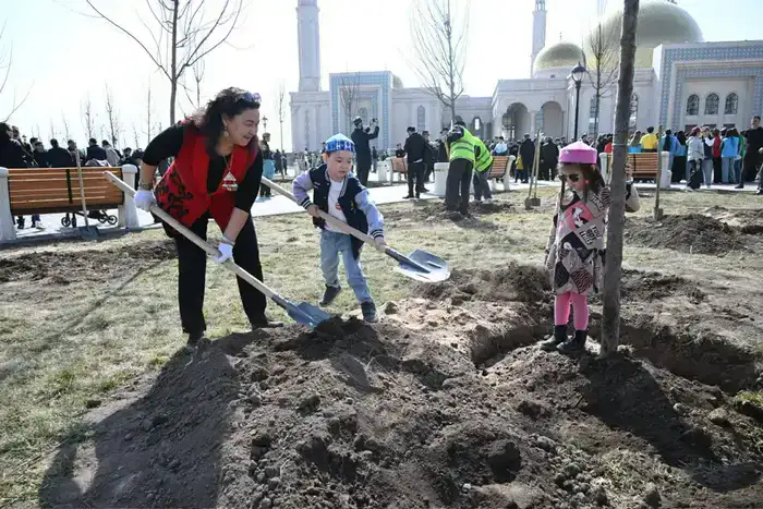 Аким Алматы принял участие в посадке деревьев в рамках празднования Наурыза (5)