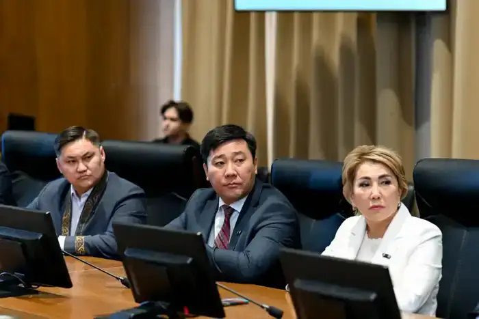 Активным участникам политической и общественной жизни региона оказано почтение (3)