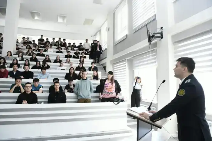 Лекция о цифровых угрозах в университете Туран-Астана