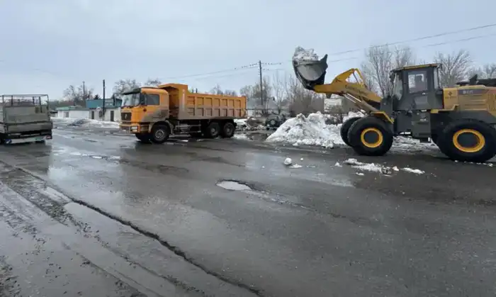 В области Абай продолжаются работы по вывозу снега и откачке талых вод (3)
