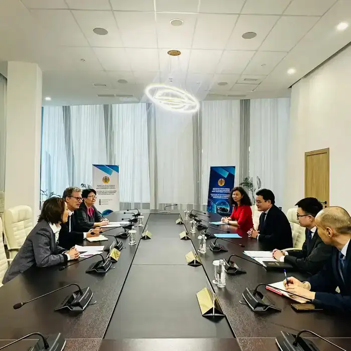 Глава АСПиР Асет Иргалиев провел встречу с представителем Всемирного банка Адрианом Фоззардом