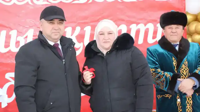 Девять многодетных семей получили ключи от новых квартир в Каркаралинском районе перед Наурызом