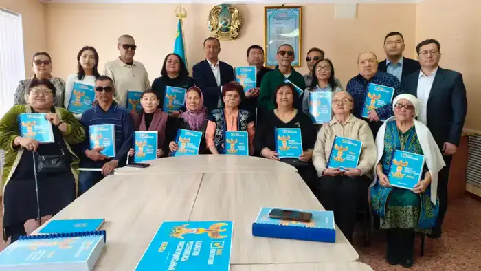 Карагандинская область представила проект новой Конституции для незрячих и слабовидящих на шрифте Брайля