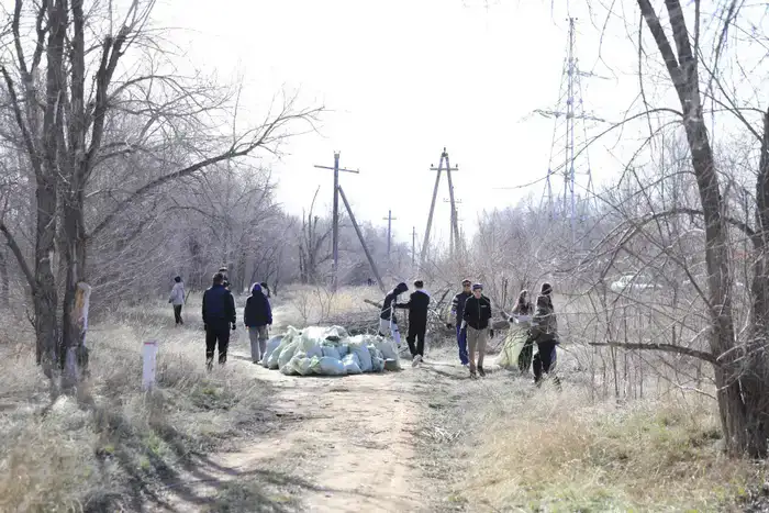 Свыше 200 молодых актюбинцев вышли на субботник в рамках акции «Таза Қазақстан» (5)