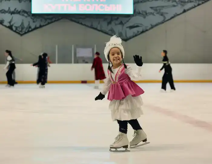 Массовое катание на льду в национальных костюмах в Алматы