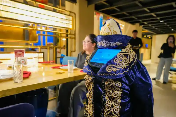 В Астане робот встречал гостей в чапане (2)