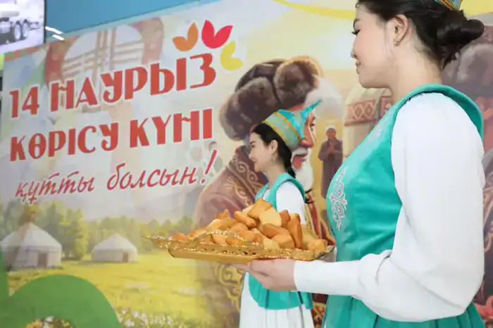 В Международном аэропорту Алматы прошла праздничная акция ко Дню Көрісу в рамках Наурызнама (3)