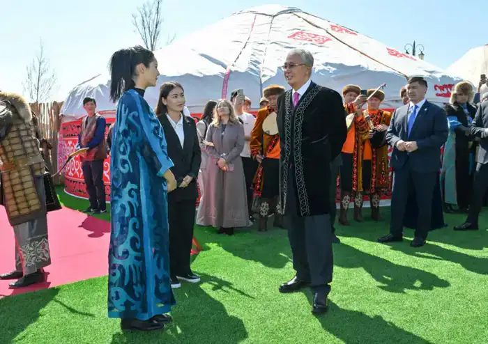 Глава государства принял участие в народных гуляньях по случаю праздника Наурыз (2)