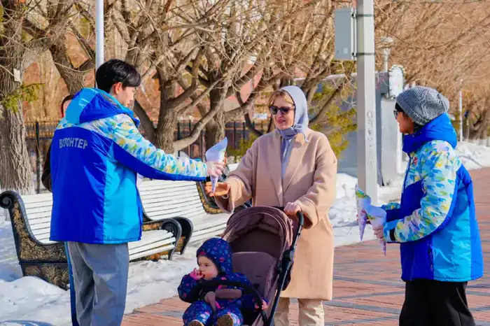 Волонтеры раздали баурсаки жителям Астаны