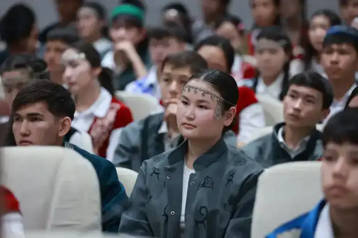 Ербол Карашукеев встретился с финалистами второго сезона «Ой шебері» (7)