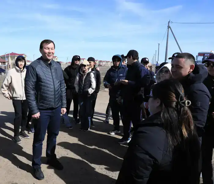 Свыше 200 молодых актюбинцев вышли на субботник в рамках акции «Таза Қазақстан» (2)