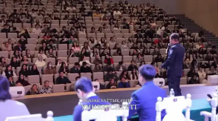 В Казахском национальном университете искусств прошла встреча по профилактике правонарушений и повышению цифровой грамотности среди студентов