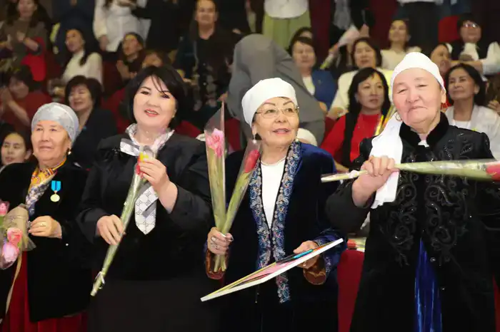 Мангистау: Цветы весны и признание — торжество в честь женщин