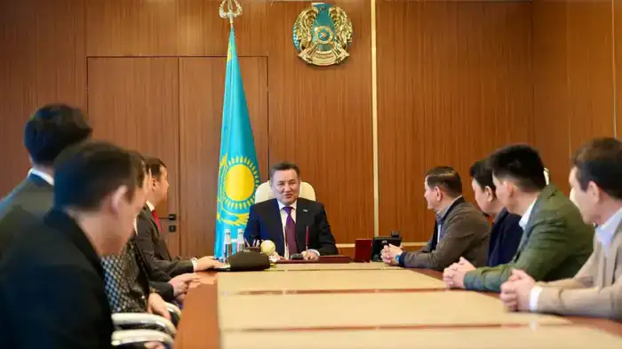 Аким ВКО провёл встречу с победителями республиканского айтыса (6)