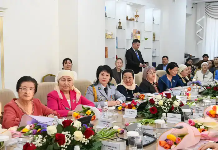 Глава региона встретился с женщинами-матерями (6)