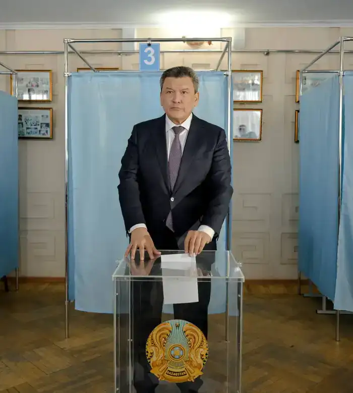 Аким Северо-Казахстанской области поддержал молодых избирателей на референдуме