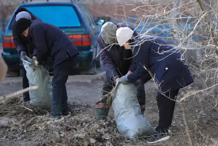 Субботник в Актобе: аким области ознакомился с ходом работ по благоустройству (6)