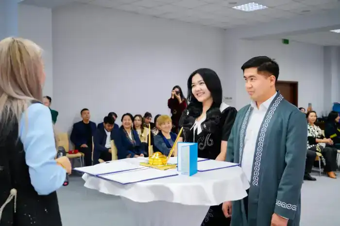 «Семья - сокровище нации»: в Астане молодые пары заключили брак в день семьи (7)