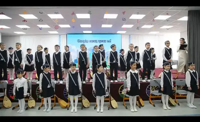 В Астане школьники исполнили кюи на домбре в рамках акции по сохранению национальных ценностей