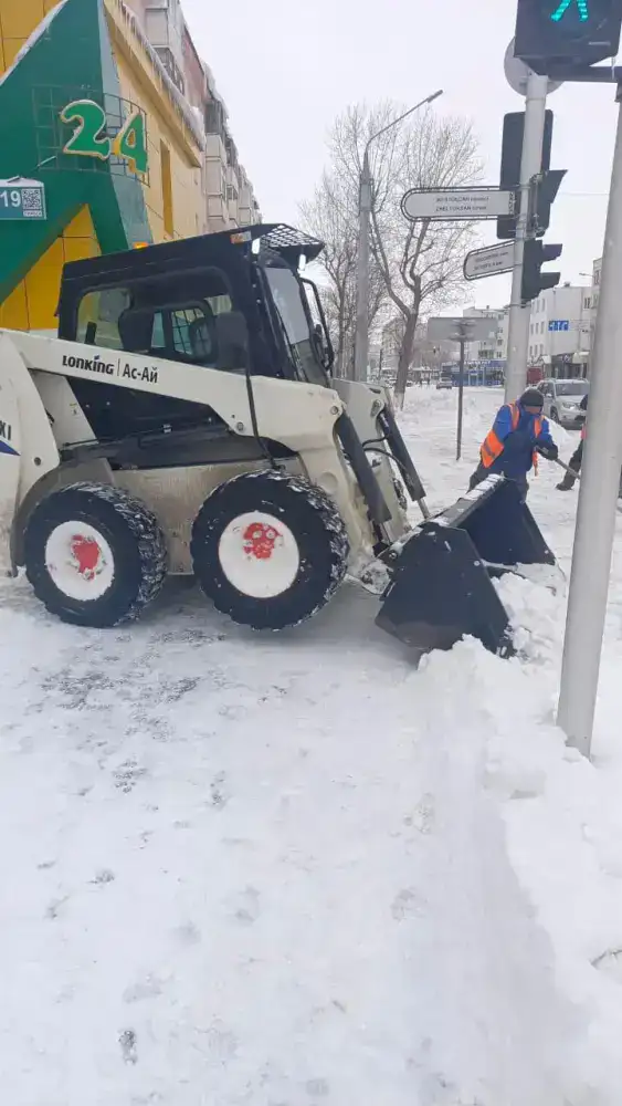 В работе по уборке снега в Астане задействованы тысячи дорожных рабочих (8)