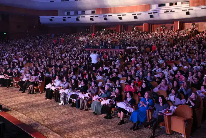 Международный женский день: праздничный концерт «Әлемнің жарығы» в Алматы