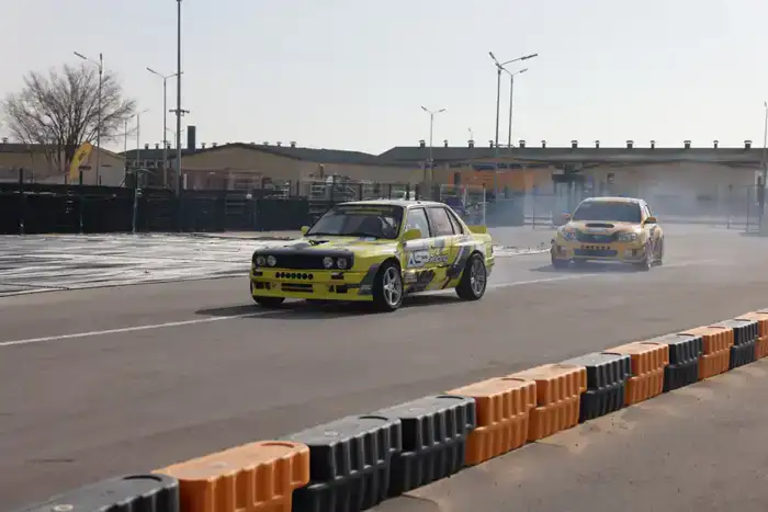 Дрифт-шоу в Конаеве: Международные участники соревнований принимают участие в голосовании