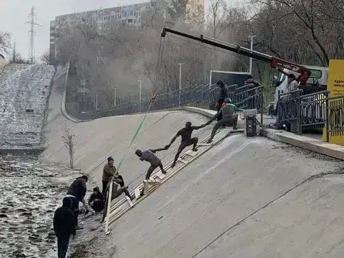 Арт-объект в русле реки: мост единства и поддержки в Алматы