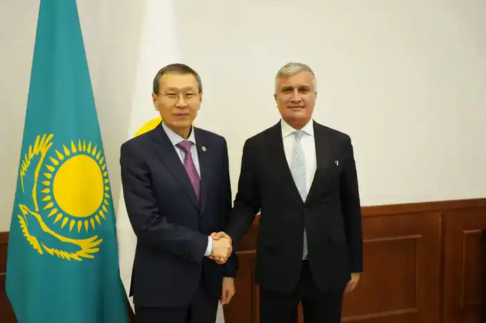 Встреча с международными наблюдателями перед республиканским референдумом в Центральной комиссии