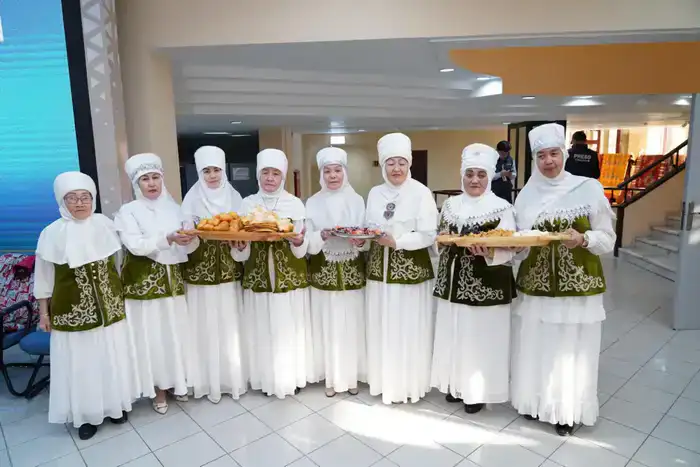 АКИМ ТУРКЕСТАНСКОЙ ОБЛАСТИ НУРАЛХАН КУШЕРОВ ПРОГОЛОСОВАЛ НА РЕФЕРЕНДУМЕ (7)