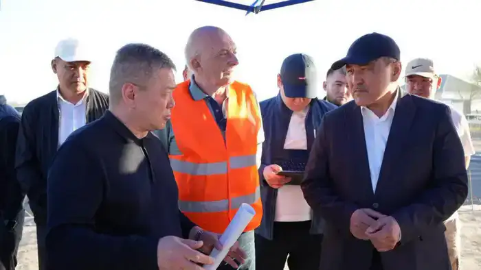 МИНИСТР ВОДНЫХ РЕСУРСОВ И ИРРИГАЦИИ РК ОЗНАКОМИЛСЯ С ХОДОМ КАПИТАЛЬНОГО РЕМОНТА ПОЛИВНЫХ СИСТЕМ В ШАРДАРИНСКОМ РАЙОНЕ (2)