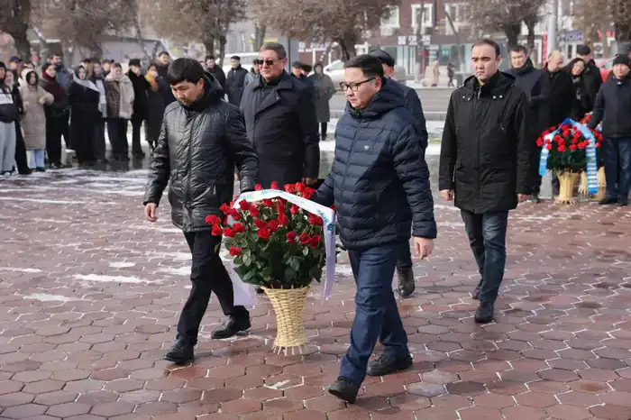 В Таразе состоялась церемония возложения цветов к памятнику Жамбылу Жабаеву (6)