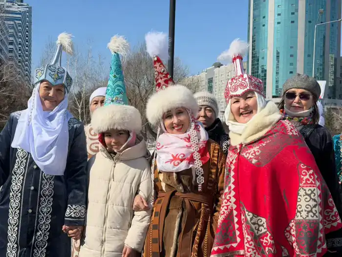 В Астане дедушки и бабушки провели шествие национальных костюмов (4)