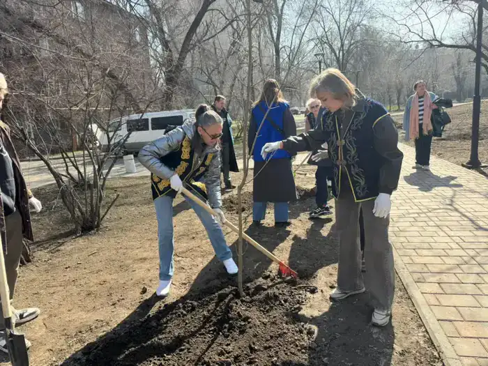 В Алматы в Жаңару күні высадили более 400 деревьев (3)
