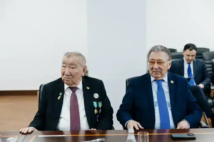 Аким Атырауской области Серик Шапкенов поздравил ветерана труда Нурпеиса Макашева с 80-летием (3)