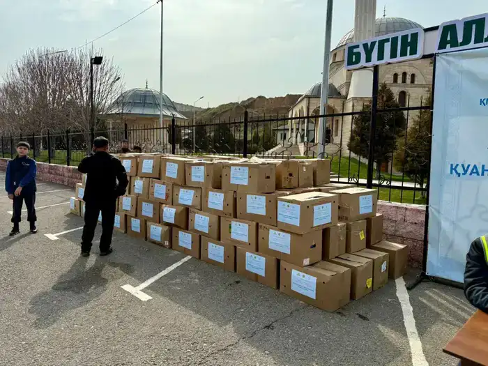 В ТОЛЕБИЙСКОМ РАЙОНЕ 200 СЕМЬЯМ ВРУЧИЛИ ПРОДУКТОВЫЕ КОРЗИНЫ (2)