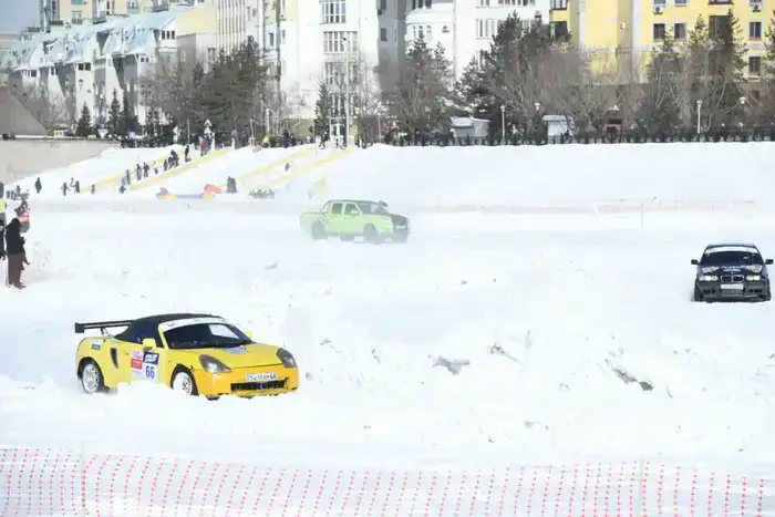 Традиционная ледовая гонка прошла на реке Есиль в Астане