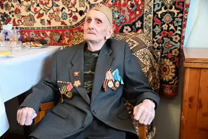 В Караганде военнослужащие отметили столетний юбилей ветерана войны