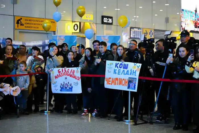 «Впервые в истории на одних зимних Паралимпийских играх Казахстан завоевал сразу две медали» - Ербола Хамитова торжественно встретили в аэропорту (6)