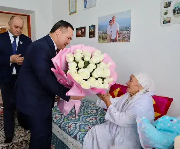 Аким Туркестана поздравил матерей-долгожительниц в преддверии весеннего праздника