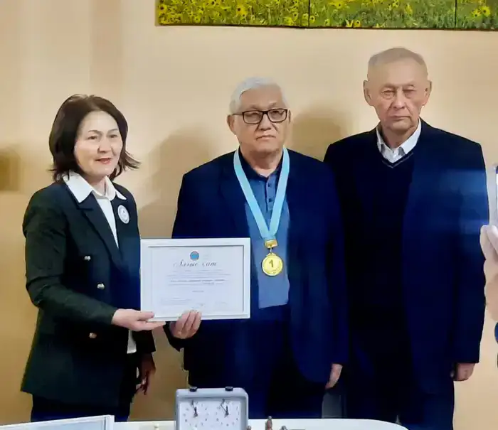 В Астане прошел шахматный турнир среди пенсионеров и молодежи (7)