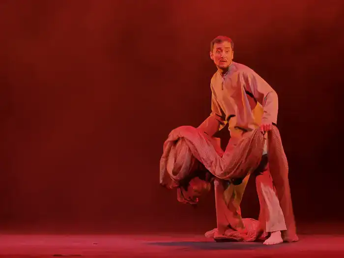 В театре имени Калибека Куанышбаева распустились цветы внутреннего мира в премьере спектакля «Шолпанның күнәсі» Шымкенте