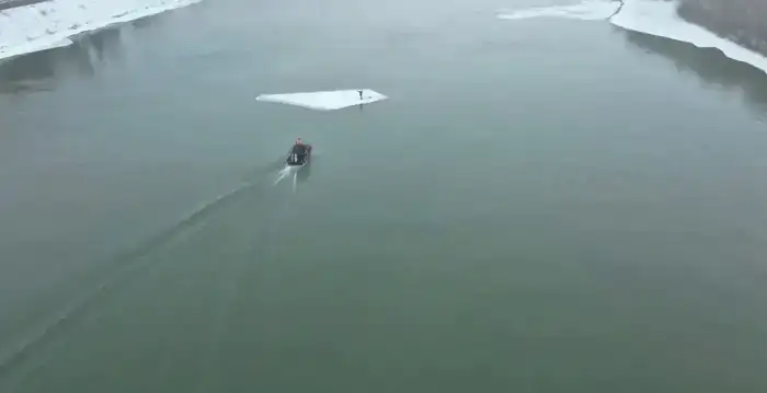 Спасатели МЧС отработали учение по спасению рыбака на льдине (3)