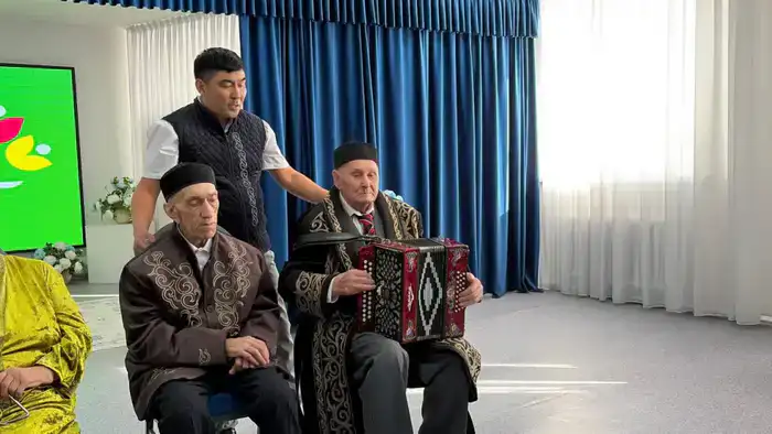 Аким области Марат Ахметжанов поздравил долгожителя в Щучинске (5)