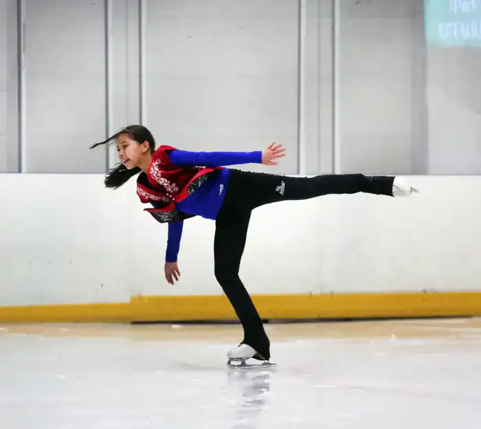 В Алматы впервые прошло массовое катание на льду в национальных костюмах (2)