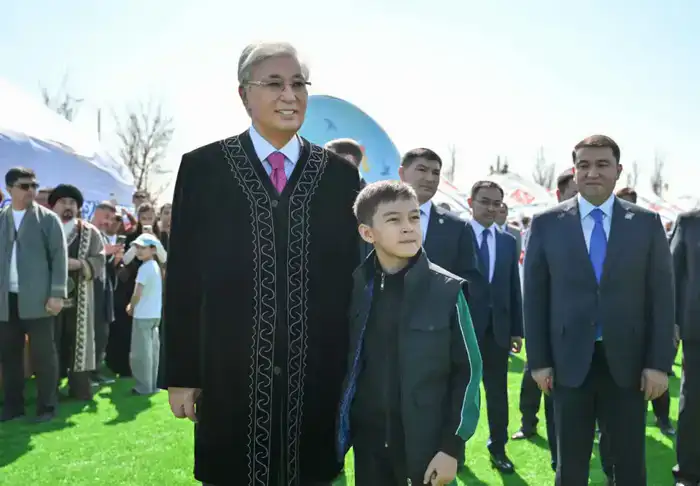 Глава государства принял участие в народных гуляньях по случаю праздника Наурыз (5)